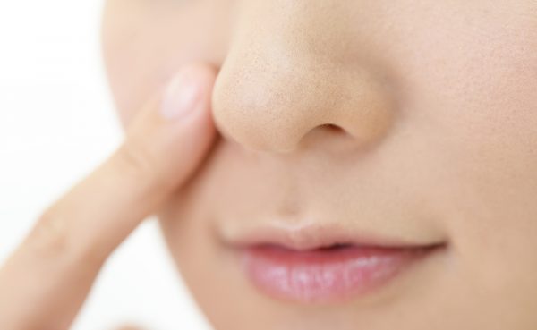 団子鼻にマッサージは逆効果 1日5分で鼻が細くなるマッサージ2選
